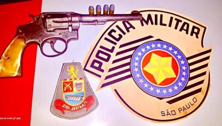 Foram apreendidos um revolver calibre ,38, além de 4 munições intactas. Foto: DIVULGAÇÃO/PM