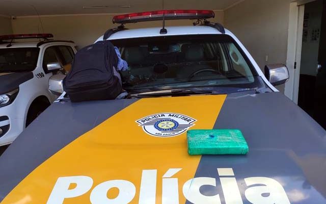 Tablete de cocaína estava presa junto ao corpo do boliviano — Foto: Polícia Rodoviária