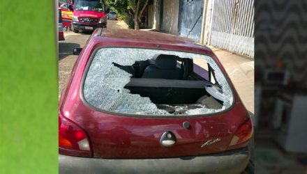 Veículo do acusado teve os vidros dianteiro, traseiro e laterais quebrados pela ex-companheira. Foto: MANOEL MESSIAS/Agência