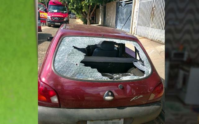 Veículo do acusado teve os vidros dianteiro, traseiro e laterais quebrados pela ex-companheira. Foto: MANOEL MESSIAS/Agência