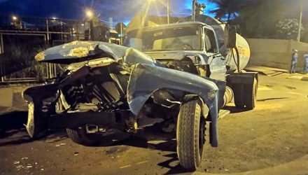 Caminhão da Skalla Pavimentação ficou com a frente completamente destruída. Foto: MASNOEL MESSIAS/Agência