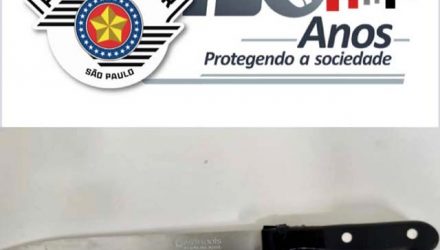 Suspeito foi detido com faca de 30 cm de lâmina, pedindo dinheiro em frente a um banco. Foto: DIVULGAÇÃO/PM