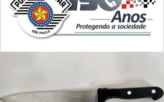 Suspeito foi detido com faca de 30 cm de lâmina, pedindo dinheiro em frente a um banco. Foto: DIVULGAÇÃO/PM