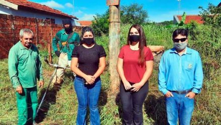 Além de retirar lixo e objetos desses locais, as equipes estão aparando a vegetação rasteira e retirando a vegetação morta. Foto: Secom/Prefeitura