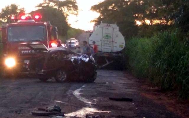 VW Parati bateu violentamente na traseira da carreta tanque carregada com óleo diesel. Foto: Whats App