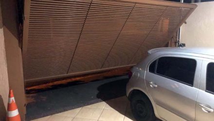 Ladrão arrombou um portão eletrônico da garagem da residência e furtou a moto Honda BROS. Foto: Arquivo pessoal