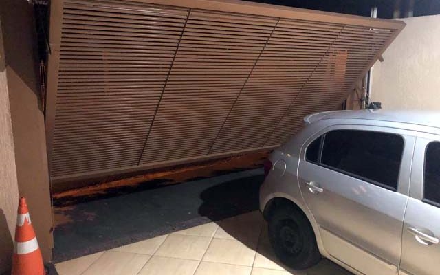 Ladrão arrombou um portão eletrônico da garagem da residência e furtou a moto Honda BROS. Foto: Arquivo pessoal