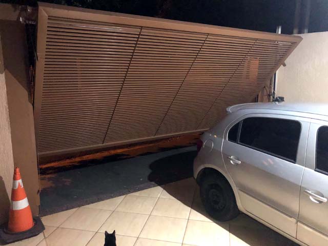 Ladrão arrombou um portão eletrônico da garagem da residência e furtou a moto Honda BROS. Foto: Arquivo pessoal