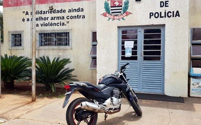 Moto furtada em Murutinga foi recuperada na zona rural de Castilho. Foto: DIVULGAÇÃO/Polícia Civil