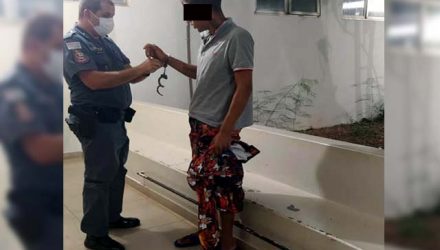 Pintor foi encaminhado ao plantão policial, indiciado por porte de drogas e liberado. Foto: MANOEL MESSIAS/Agência