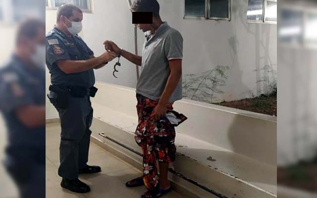 Pintor foi encaminhado ao plantão policial, indiciado por porte de drogas e liberado. Foto: MANOEL MESSIAS/Agência