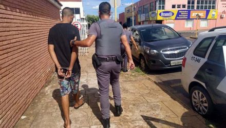 O jovem de 21 anos foi indiciado por porte de entorpecentes e liberado ao final da ocorrência. Foto: MANOEL MESSIAS/Agência