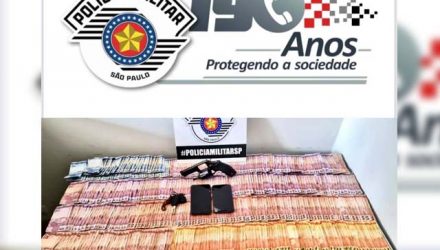 Foram apreendidos a a quantia de R$ 12.590,50, além de um revólver calibre .38, marca Taurus, com uma munição. Foto: DIVULGAÇÃO/PM