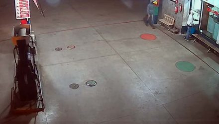 Imagens do circuito de segurança mostram acusados chegando ao local do crime. Foto: DIVULGAÇÃO