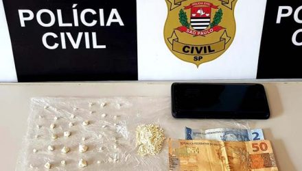 Foram apreendidas 42 pedras de crack, uma porção a granel da mesma droga, R$ 62,00 em dinheiro e um telefone celular. Foto: Polícia Civil