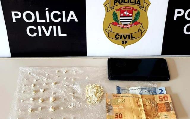 Foram apreendidas 42 pedras de crack, uma porção a granel da mesma droga, R$ 62,00 em dinheiro e um telefone celular. Foto: Polícia Civil