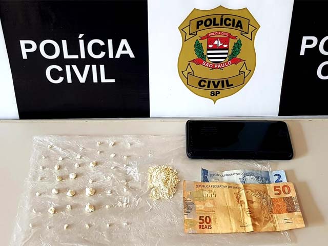 Foram apreendidas 42 pedras de crack, uma porção a granel da mesma droga, R$ 62,00 em dinheiro e um telefone celular. Foto: Polícia Civil