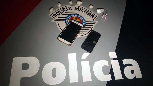 Foram apreendidas 31 porções de cocaína com peso total de 26 gramas, embalagens plásticas. Foto: PM/Divulgação