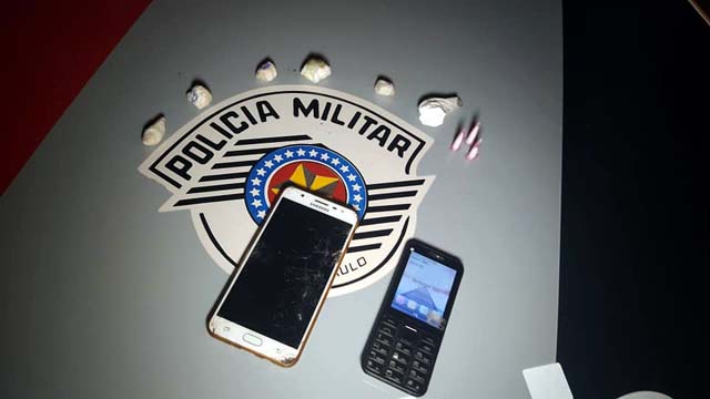 Foram apreendidas 31 porções de cocaína com peso total de 26 gramas, embalagens plásticas. Foto: PM/Divulgação