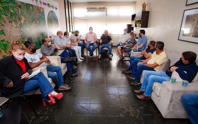 O anúncio foi feito na presença de vereadores da Câmara Municipal de Andradina. Foto: Secom/Prefeitura