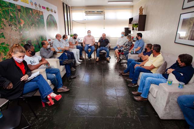 O anúncio foi feito na presença de vereadores da Câmara Municipal de Andradina. Foto: Secom/Prefeitura