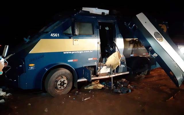 Carro-forte é atacado por assaltantes na Rodovia SP-318 em São Carlos — Foto: CBN São Carlos