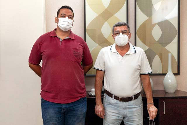 O chefe da Unidade de Vigilância de Zoonoses (antigo CCZ), médico veterinário Dr Aziz Abdelnour (dir.) e o coordenador do setor, Diogo Almeida. Foto: Secom/Prefeitura