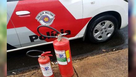 Foram recuperados dois extintores levados da residência. Os demais produtos não foram localizados pela PM. Foto: PM/Divulgação