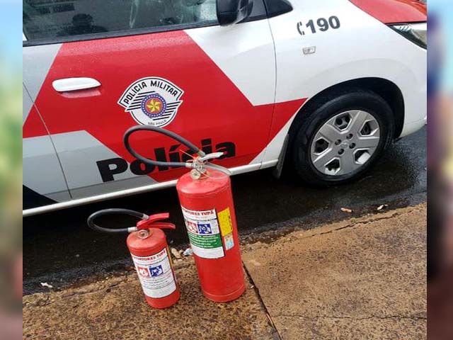 Foram recuperados dois extintores levados da residência. Os demais produtos não foram localizados pela PM. Foto: PM/Divulgação