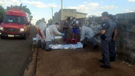 Vítima ainda correu por aproximadamente 60 metros, mas caiu morta. Foto: MANOEL MESSIAS/Agência