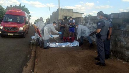 Vítima ainda correu por aproximadamente 60 metros, mas caiu morta. Foto: MANOEL MESSIAS/Agência