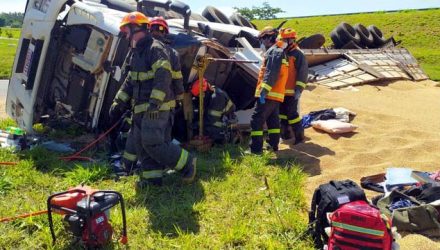 Corpo de Bombeiros trabalhando para retirar vítima de dentro de caminhão na Rodovia Euclides da Cunha — Foto: Arquivo pessoal