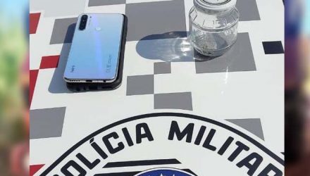 Foram apreendidos um celular com registro de furto e uma porção de maconha. Foto: PM/Divulgação
