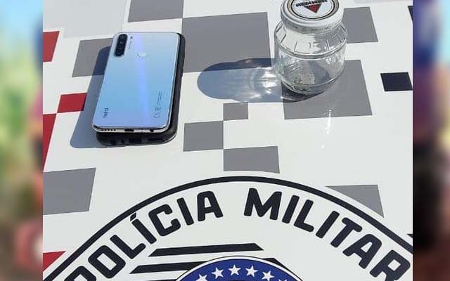 Foram apreendidos um celular com registro de furto e uma porção de maconha. Foto: PM/Divulgação