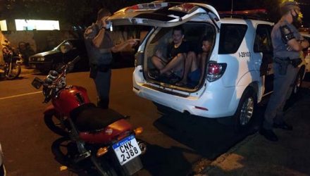 Dupla foi presa pela PM depois de ter moto identificada. Foto: MANOEL MESSIAS/Agência