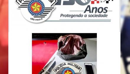 Foram apreendidas com os menores duas facas usadas no crime e um celular. Foto: PM/Divulgação