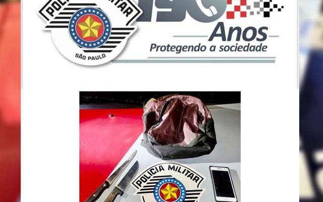 Foram apreendidas com os menores duas facas usadas no crime e um celular. Foto: PM/Divulgação