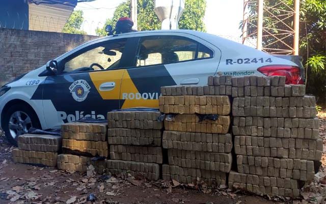 Os 530 tabletes de maconha foram apreendidos na cidade de Penápolis. Foto: PMRv/Divulgação