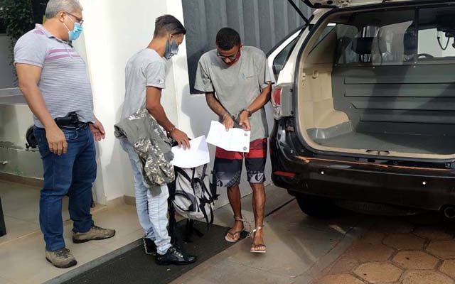 E. H. S., 21 anos, e U. S. S., 24 anos, foram indiciados e presos, acusados de tráfico de droga.. Foto: MANOEL MESSIAS/Agência
