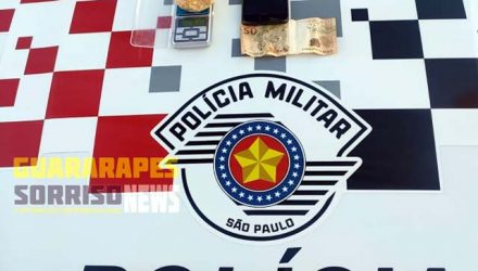 Foram apreendidos na ocorrência:  81,5 gramas de Pasta Base de cocaína; 01 Aparelho celular marca Motorola; 01 cédula de R$ 50,00, 01 veículo marca GM Corsa Clássic. Foto: PM/Divulgação