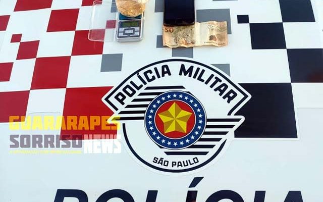 Foram apreendidos na ocorrência:  81,5 gramas de Pasta Base de cocaína; 01 Aparelho celular marca Motorola; 01 cédula de R$ 50,00, 01 veículo marca GM Corsa Clássic. Foto: PM/Divulgação