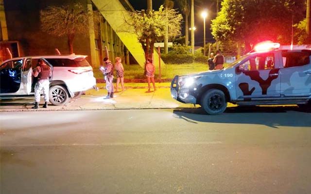Trio foi detido a bordo de um veículo com registro de furto em Catanduva/SP. 
Fotos: PMMS/Divulgação