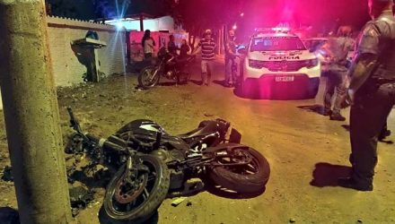 Motocicleta Kasinski ficou com a frente destruída no acidente. Foto: MANOEL MESSIAS/Agência