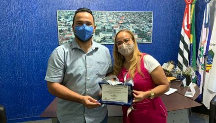 Coxinha Prando e a pastora Maria da Glória, em justa homenagem. Foto: Assessoria Legislativa