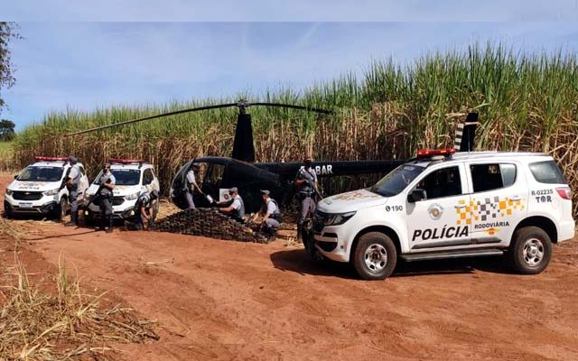 Foram apreendidos 153 tabletes de cocaína, pesando 164 Kg. além do helicóptero. Foto: PMRv/Divulgação