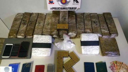 Foram apreendidos drogas, celulares, munições  e dinheiro. Foto: Polícia rodoviária