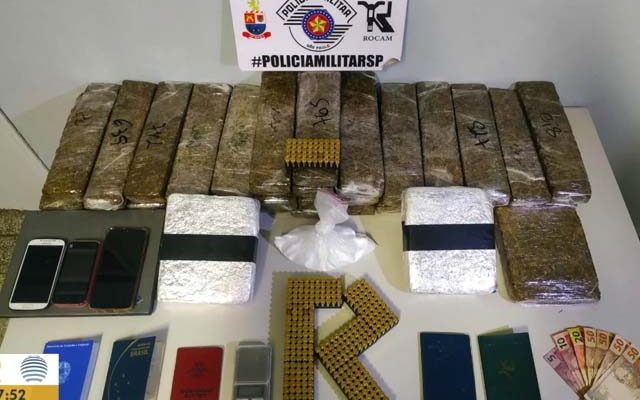 Foram apreendidos drogas, celulares, munições  e dinheiro. Foto: Polícia rodoviária