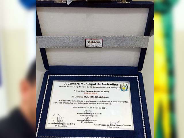 Diploma de Mulher Cidadã deixou a policial bastante emocionada. Foto: DIVULGAÇÃO