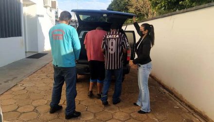 O motorista S. F. P., 44 anos,  e os desempregados W. C. F., 33 anos, e F. S., 34,, todos do bairro Santo Antônio, foram presos pela Polícia Militar. Foto: MANOEL MESSIAS/Agência