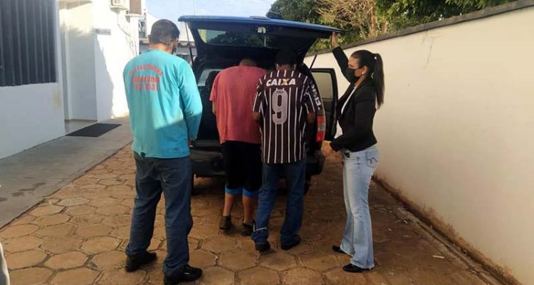 O motorista S. F. P., 44 anos,  e os desempregados W. C. F., 33 anos, e F. S., 34,, todos do bairro Santo Antônio, foram presos pela Polícia Militar. Foto: MANOEL MESSIAS/Agência